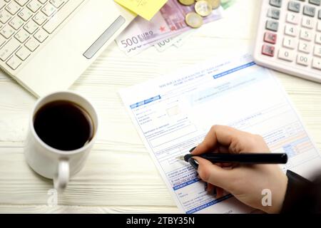 Comptable remplir le formulaire fiscal français 10963 taxe sur la valeur ajoutée et taxes similaires en fin de période d'imposition. Fiscalité et paperasserie en France Banque D'Images