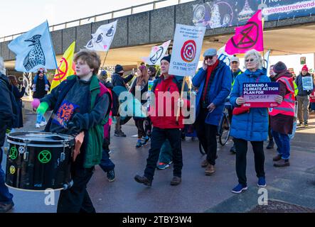 Bournemouth, Dorset, Royaume-Uni. 9 décembre 2023. Maintenant, nous nous levons, jour d'action, l'un des nombreux à travers le pays, en tant que groupes environnementaux de Bournemouth, Christchurch et Poole march pour exiger des mesures visant à réduire les gaz à effet de serre et exiger la justice climatique. L’événement coïncide avec la COP28, où les dirigeants mondiaux se réunissent à Dubaï pour travailler à la lutte contre la crise climatique. Crédit : Carolyn Jenkins/Alamy Live News Banque D'Images