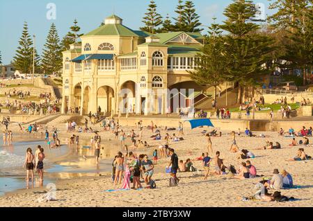 Beaucoup de gens nagent et apprécient Cottesloe Beach en face du bâtiment Indiana Teahouse par une chaude journée de fin de printemps, Perth, Australie occidentale. Banque D'Images