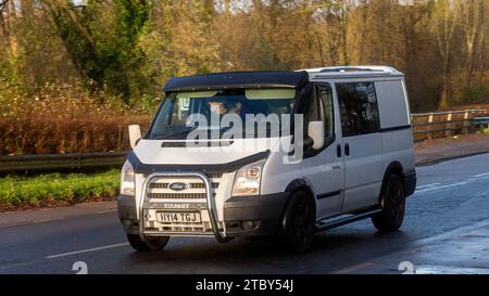 Milton Keynes,Bucks,UK - 8 décembre 2023 : 2014 moteur diesel Ford Transit camping-car conduisant sur une route mouillée Banque D'Images