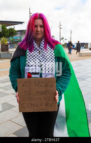 Bournemouth, Dorset, Royaume-Uni. 9 décembre 2023. Les partisans de la liberté pour la Palestine s’entremêlent avec maintenant nous nous levons, jour d’action, à Bournemouth. Crédit : Carolyn Jenkins/Alamy Live News Banque D'Images