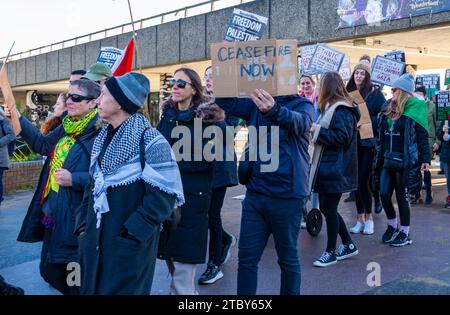 Bournemouth, Dorset, Royaume-Uni. 9 décembre 2023. Les partisans de la liberté pour la Palestine s’entremêlent avec maintenant nous nous levons, jour d’action, à Bournemouth. Crédit : Carolyn Jenkins/Alamy Live News Banque D'Images