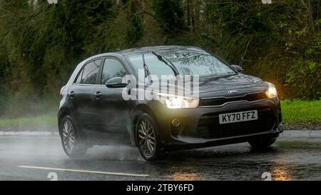 Milton Keynes,Bucks,UK - Dec 9th 2023: 2020 Kia Rio  car driving on a wet road, in the rain with headlights on Banque D'Images