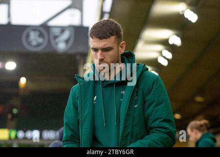 Preston North End Ben Whiteman inspectant le terrain avant le match du championnat Sky Bet entre Norwich City et Preston North End à Carrow Road, Norwich le samedi 9 décembre 2023. (Photo : David Watts | MI News) crédit : MI News & Sport / Alamy Live News Banque D'Images