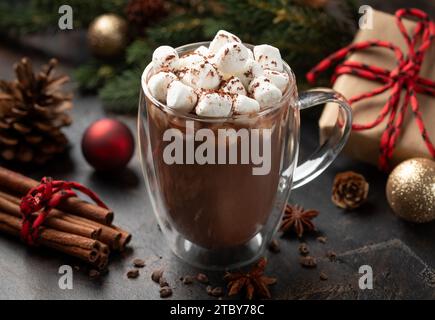 Tasse de chocolat chaud et guimauves avec fond de vacances Banque D'Images