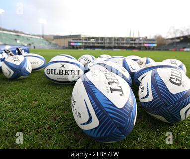 9 décembre 2023, The Recreation Ground, Bath, Somerset, Angleterre; Investec Champions Cup Rugby, Bath contre Ulster ; ballons de rugby sur le terrain au Rec Banque D'Images