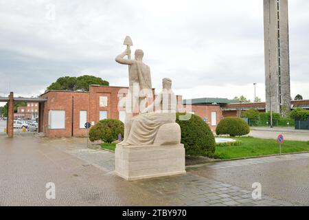 Torviscosa, Italie - le bâtiment principal et l'arrière de la statue situé à l'entrée Banque D'Images
