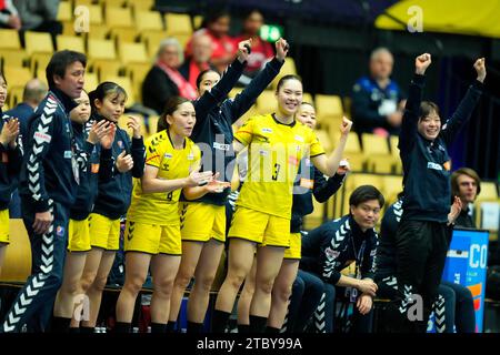 Herning, Danemark. Le 9 décembre 2023, les joueuses du Japon célèbrent lors du match du Championnat du monde de Handball féminin de l’IHF entre la Roumanie et le Japon dans le groupe de ronde principale 3 à Jyske Bank Boxen à Herning Danemark samedi 9 décembre 2023. Crédit : Ritzau/Alamy Live News Banque D'Images