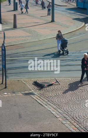 Gothenburg, Suède - avril 30 2019 : scooters électriques couchés sur le trottoir créant un danger pour les piétons. Banque D'Images