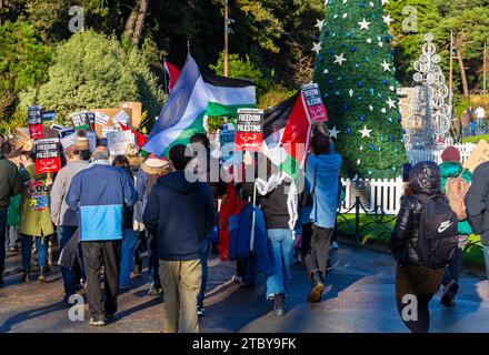 Bournemouth, Dorset, Royaume-Uni. 9 décembre 2023. Les partisans de la liberté pour la Palestine s’entremêlent avec maintenant nous nous levons, jour d’action, à Bournemouth. Crédit : Carolyn Jenkins/Alamy Live News Banque D'Images