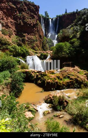 Cascades d'Ouzoud, Cascades d'Ouzoud avec un petit lac dans le Grand Atlas village de Tanaghmeilt, Maroc, Afrique Banque D'Images