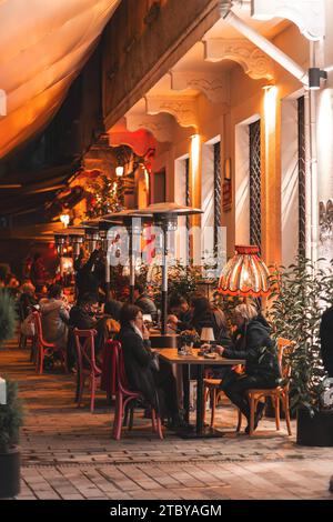 Istanbul, Turquie - 22 novembre 2021 : les gens marchent dans la rue Istiklal, l'une des destinations touristiques les plus célèbres d'Istanbul. Banque D'Images