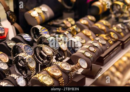 Istanbul, Turkiye - 22 NOVEMBRE 2021 : différentes montres exposées dans un magasin à Istanbul, Turkiye. Banque D'Images