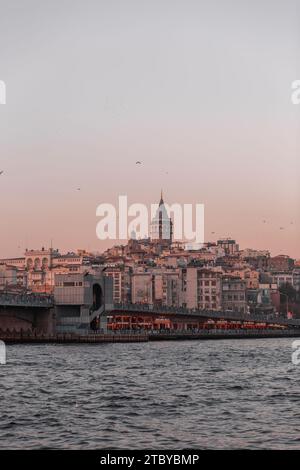 Istanbul, Turkiye - 22 NOVEMBRE 2021 : Tour de Galata et les bâtiments sur la côte de la Corne d'Or, Istanbul. Banque D'Images