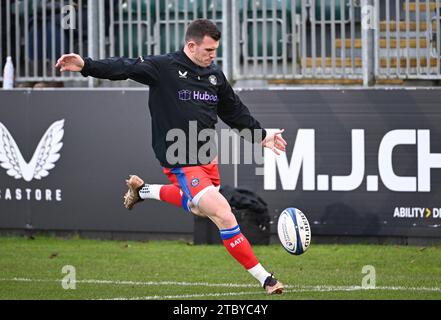 9 décembre 2023, The Recreation Ground, Bath, Somerset, Angleterre; Investec Champions Cup Rugby, Bath contre Ulster ; Ben Spencer de Bath se réchauffe Banque D'Images