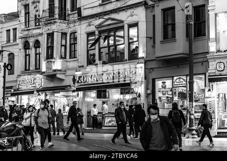 Istanbul, Turquie - 22 novembre 2021 : les gens marchent dans la rue Istiklal, l'une des destinations touristiques les plus célèbres d'Istanbul. Banque D'Images