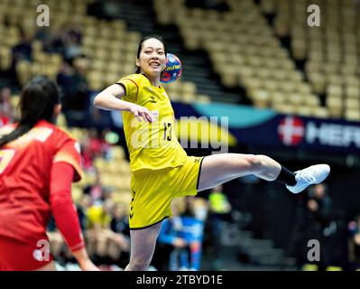 Herning, Danemark. 9 décembre 2023, Kaho Nakayama du Japon (13) en action lors du match du Championnat du monde de Handball féminin de l'IHF entre la Roumanie et le Japon dans le tour principal Groupe 3 à Jyske Bank Boxen à Herning Danemark, samedi 9 décembre 2023. Crédit : Ritzau/Alamy Live News Banque D'Images