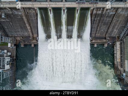 Vue aérienne de haut en bas de l'évacuation de l'eau à la centrale hydroélectrique Banque D'Images