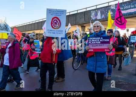 Bournemouth, Dorset, Royaume-Uni. 9 décembre 2023. Maintenant, nous nous levons, jour d'action, l'un des nombreux à travers le pays, en tant que groupes environnementaux de Bournemouth, Christchurch et Poole march pour exiger des mesures visant à réduire les gaz à effet de serre et exiger la justice climatique. L’événement coïncide avec la COP28, où les dirigeants mondiaux se réunissent à Dubaï pour travailler à la lutte contre la crise climatique. Crédit : Carolyn Jenkins/Alamy Live News Banque D'Images