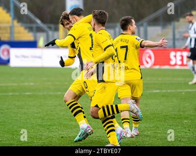 Aalen, Deutschland. 09 décembre 2023. Die Mannschaft von Borussia Dortmund jubelt nach dem Ausgleich, SSV Ulm 1846 vs. Borussia Dortmund II, 3. Liga, Fussball, Herren, 09.12.2023 photo : EIBNER/Michael Schmidt crédit : dpa/Alamy Live News Banque D'Images