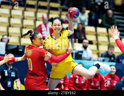 Herning, Danemark. Le 9 décembre 2023, Andra-Christina Popa de Roumanie (70) affronte Kaho Nakayama du Japon lors du match du Championnat du monde IHF de Handball féminin entre la Roumanie et le Japon dans le tour principal Groupe 3 à Jyske Bank Boxen à Herning Danemark, samedi 9 décembre 2023. Crédit : Ritzau/Alamy Live News Banque D'Images