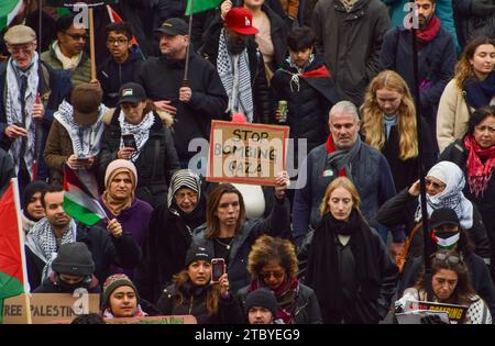 Londres, Royaume-Uni. 9 décembre 2023. Manifestants sur Victoria Embankment. Des milliers de personnes ont défilé en solidarité avec la Palestine dans le centre de Londres, appelant à un cessez-le-feu alors que la guerre entre Israël et le Hamas se poursuit. Crédit : Vuk Valcic/Alamy Live News Banque D'Images