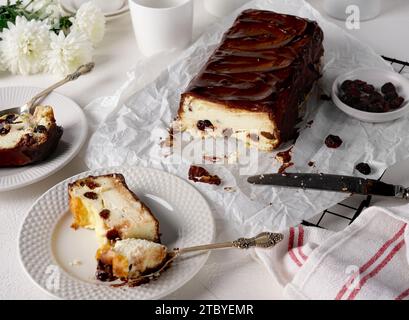 Cheesecake de Lviv, dessert traditionnel ukrainien aux raisins secs, enrobé de glaçage au chocolat Banque D'Images