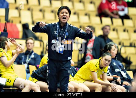 Herning, Danemark. Le 9 décembre 2023, l'entraîneur japonais Shigeo Kusumoto réagit lors du match du Championnat du monde de Handball féminin de l'IHF entre la Roumanie et le Japon dans le tour principal Groupe 3 à Jyske Bank Boxen à Herning Danemark, samedi 9 décembre 2023. Crédit : Ritzau/Alamy Live News Banque D'Images