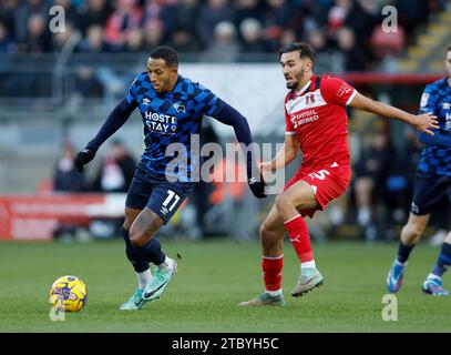 Nathaniel Mendez-Laing (à gauche) du comté de Derby s'éloigne d'Idris El Mizouni (à droite) de Leyton Orient lors du match de Sky Bet League One à Brisbane Road, Londres. Date de la photo : Samedi 9 décembre 2023. Banque D'Images