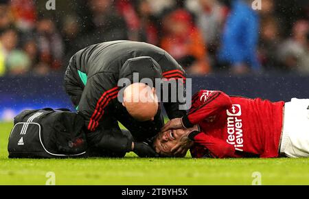 Alejandro Garnacho de Manchester United reçoit un traitement pour une blessure à la tête possible lors du match de Premier League à Old Trafford, Manchester. Date de la photo : Samedi 9 décembre 2023. Banque D'Images