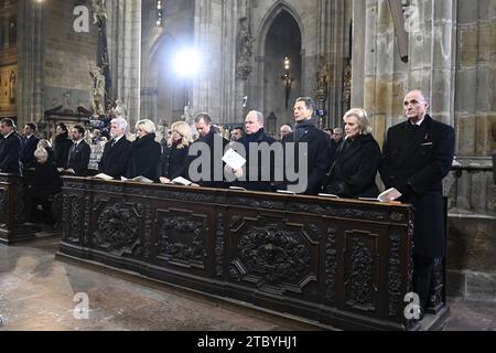 Cérémonie funéraire avec les honneurs d'État de l'ancien ministre des Affaires étrangères, député, sénateur et chef du Bureau présidentiel Karel Schwarzenberg, décédé le 12 novembre à l'âge de 85 ans. La messe sera célébrée par l'archevêque Jan Graubner de Prague et le prêtre Tomas Halik prêché. Les personnes en deuil assistent à la messe dans la cathédrale des Saints Vitus, Venceslas et Adalbert au château de Prague, République tchèque, le 9 décembre 2023.de gauche à droite le président tchèque Petr Pavel, son épouse Eva Pavlova, la présidente slovaque Zuzana Caputova, Henri, grand-duc de Luxembourg, Albert II Prince de Monaco, Alois, Prince héréditaire et Régent de Liechtenstei Banque D'Images