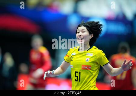 Herning, Danemark. 9 décembre 2023, Yuki Yoshidome, (51) réagit lors du match du Championnat du monde IHF de Handball féminin entre la Roumanie et le Japon dans le groupe de tour principal 3 à Jyske Bank Boxen à Herning Danemark samedi 9 décembre 2023. Crédit : Ritzau/Alamy Live News Banque D'Images