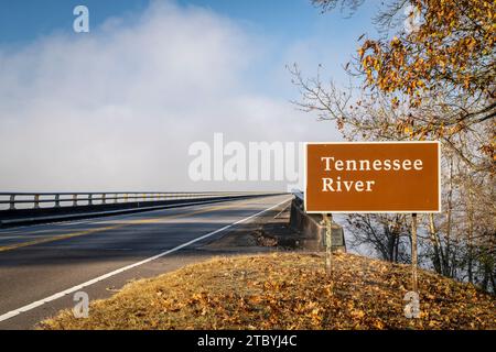 Panneau routier de la rivière Tennessee à Natchez Trace Parkway - John Coffee Memorial Bridge, traversant du Tennessee à l'Alabama dans le paysage d'automne Banque D'Images