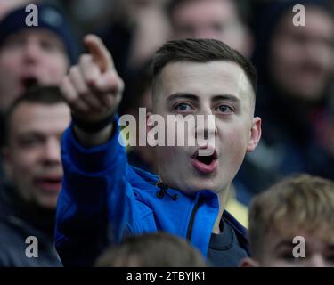 Blackburn, Royaume-Uni. 31 août 2023. Un fan de Leeds United fait des gestes lors du Sky Bet Championship Match Blackburn Rovers vs Leeds United à Ewood Park, Blackburn, Royaume-Uni, le 9 décembre 2023 (photo Steve Flynn/News Images) à Blackburn, Royaume-Uni le 8/31/2023. (Photo Steve Flynn/News Images/Sipa USA) crédit : SIPA USA/Alamy Live News Banque D'Images