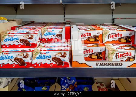 Italie - 12 juillet 2023 : Fiesta Ferrero et Kinder Delice snacks en paquets en vente dans les rayons des supermarchés italiens. Banque D'Images