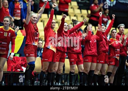 Herning, Danemark. Le 9 décembre 2023, les joueuses roumaines jubilent lors du match du Championnat du monde IHF de Handball féminin entre la Roumanie et le Japon dans le tour principal Groupe 3 à Jyske Bank Boxen à Herning Danemark, samedi 9 décembre 2023. Crédit : Ritzau/Alamy Live News Banque D'Images