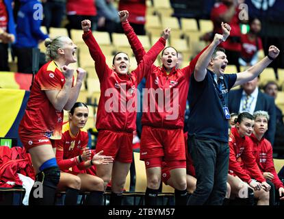 Herning, Danemark. Le 9 décembre 2023, les joueuses roumaines célèbrent après avoir remporté le match du Championnat du monde IHF de Handball féminin entre la Roumanie et le Japon dans le tour principal Groupe 3 à Jyske Bank Boxen à Herning Danemark, samedi 9 décembre 2023. Crédit : Ritzau/Alamy Live News Banque D'Images