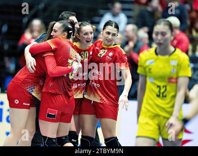 Herning, Danemark. Le 9 décembre 2023, les joueuses roumaines célèbrent après avoir remporté le match du Championnat du monde de Handball féminin de l'IHF entre la Roumanie et le Japon dans le tour principal Groupe 3 à Jyske Bank Boxen à Herning Danemark, samedi 9 décembre 2023. Crédit : Ritzau/Alamy Live News Banque D'Images