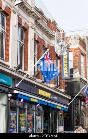 Drapeau australien volant devant Walkabout bar, High Street, Lincoln City, Lincolnshire, Angleterre, ROYAUME-UNI Banque D'Images