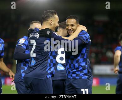 Nathaniel Mendez-Laing, du comté de Derby, célèbre avoir marqué le deuxième but de son équipe lors du match de Sky Bet League One à Brisbane Road, à Londres. Date de la photo : Samedi 9 décembre 2023. Banque D'Images