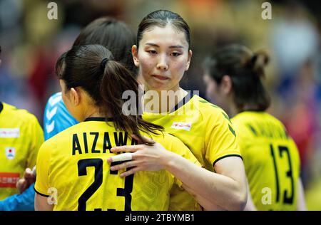 Herning, Danemark. Le 9 décembre 2023, les joueurs japonais réagissent après avoir perdu le match du Championnat du monde de Handball féminin de l'IHF entre la Roumanie et le Japon dans le tour principal Groupe 3 à Jyske Bank Boxen à Herning Danemark, samedi 9 décembre 2023. Crédit : Ritzau/Alamy Live News Banque D'Images