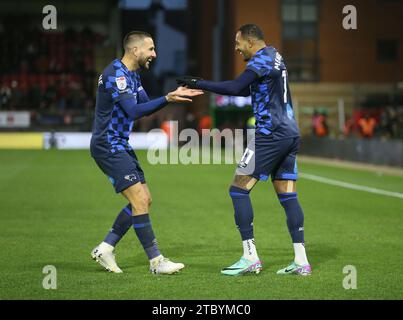 Nathaniel Mendez-Laing (à droite) du comté de Derby célèbre avoir marqué le deuxième but de son équipe lors du match de Sky Bet League One à Brisbane Road, Londres. Date de la photo : Samedi 9 décembre 2023. Banque D'Images