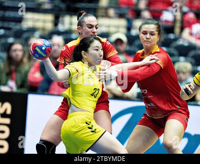 Herning, Danemark. 9 décembre 2023, Natsuki Aizawa, Japon (23) en action lors du match du Championnat du monde IHF de Handball féminin entre la Roumanie et le Japon dans le tour principal Groupe 3 à Jyske Bank Boxen à Herning Danemark, samedi 9 décembre 2023. Crédit : Ritzau/Alamy Live News Banque D'Images