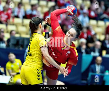 Herning, Danemark. 9 décembre 2023, Eliza Buceschi de Roumanie (7) lors du match du Championnat du monde de Handball féminin de l'IHF entre la Roumanie et le Japon dans le tour principal Groupe 3 à Jyske Bank Boxen à Herning Danemark, samedi 9 décembre 2023. Crédit : Ritzau/Alamy Live News Banque D'Images