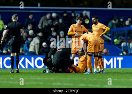 Jaden Philogène-Bidace #23 de Hull City est suivi par des médecins lors du Sky Bet Championship Match Queens Park Rangers vs Hull City au Kiyan Prince Foundation Stadium, Londres, Royaume-Uni, le 9 décembre 2023 (photo de Juan Gasparini/News Images) à Londres, Royaume-Uni le 9/8/2023. (Photo de Juan Gasparini/News Images/Sipa USA) Banque D'Images