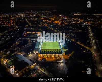 Rugby Park, stade du Kilmarnock FC. Vu de l'air la nuit avec les projecteurs allumés. Banque D'Images