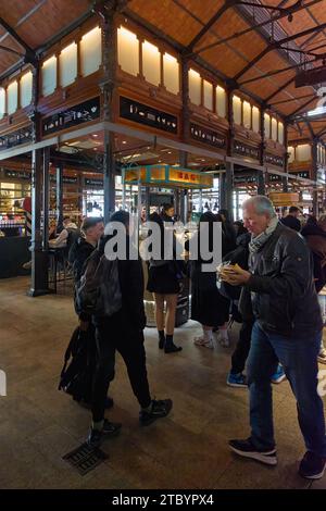 MADRID ESPAGNE - 09 DÉCEMBRE 2023 : marché animé de San Miguel à Madrid, Espagne. les gens magasinant dans divers stands et vendeurs vendant des produits frais, des viandes Banque D'Images