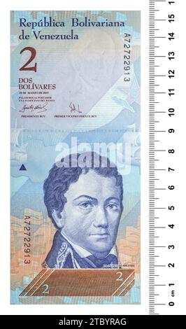 La face avant du billet vénézuélien est constituée de deux bolivars avec une règle graduée. Isolé sur blanc Banque D'Images