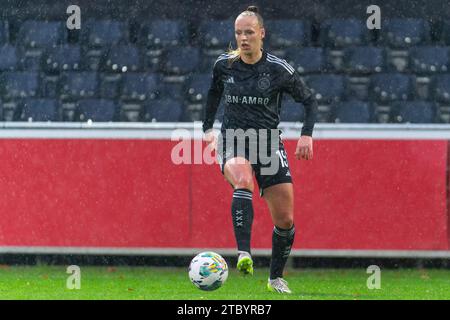 Eindhoven, pays-Bas. 09 décembre 2023. EINDHOVEN, PAYS-BAS - DÉCEMBRE 9 : Tiny Hoekstra de l'Ajax court avec le ballon lors du match Azerion Vrouwen Eredivisie entre le PSV et l'Ajax au PSV Campus de Herdgang le 9 décembre 2023 à Eindhoven, pays-Bas. (Photo de Joris Verwijst/Orange Pictures) crédit : Orange pics BV/Alamy Live News Banque D'Images