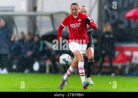 Eindhoven, pays-Bas. 09 décembre 2023. EINDHOVEN, PAYS-BAS - 9 DÉCEMBRE : Nadia Coolen du PSV se bat pour le ballon avec Tiny Hoekstra de l'Ajax lors du match Azerion Vrouwen Eredivisie entre le PSV et l'Ajax au PSV Campus de Herdgang le 9 décembre 2023 à Eindhoven, pays-Bas. (Photo de Joris Verwijst/Orange Pictures) crédit : Orange pics BV/Alamy Live News Banque D'Images